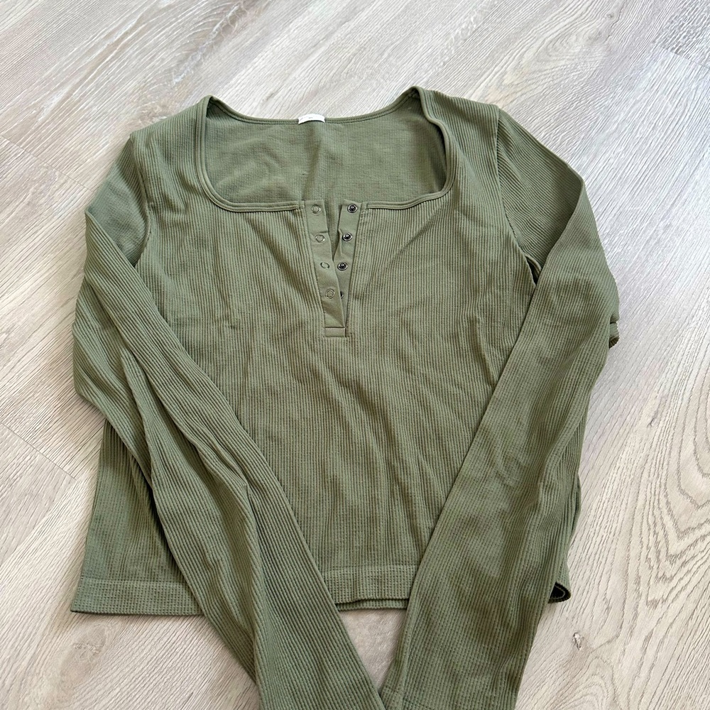 Army green long sleeve stretchy Henley. Size large.